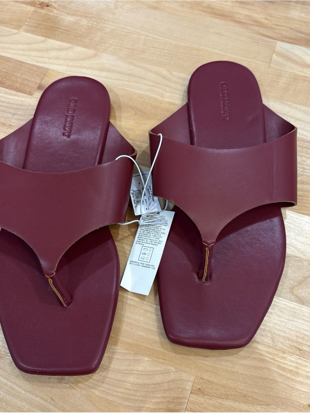 NWT Old Navy Wide Strap Flip Flops Womens Size 6 Wine Maroon Burgundy Sandals